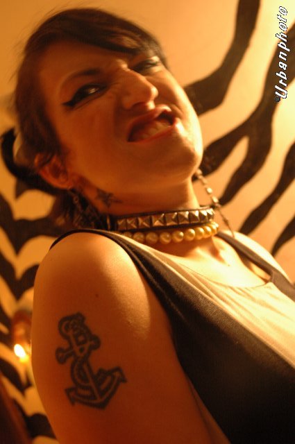 Dommi_tight_n_grimmi_24_